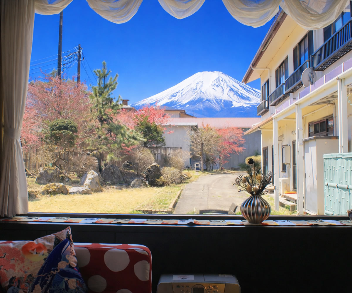 窓の向こうには、富士山