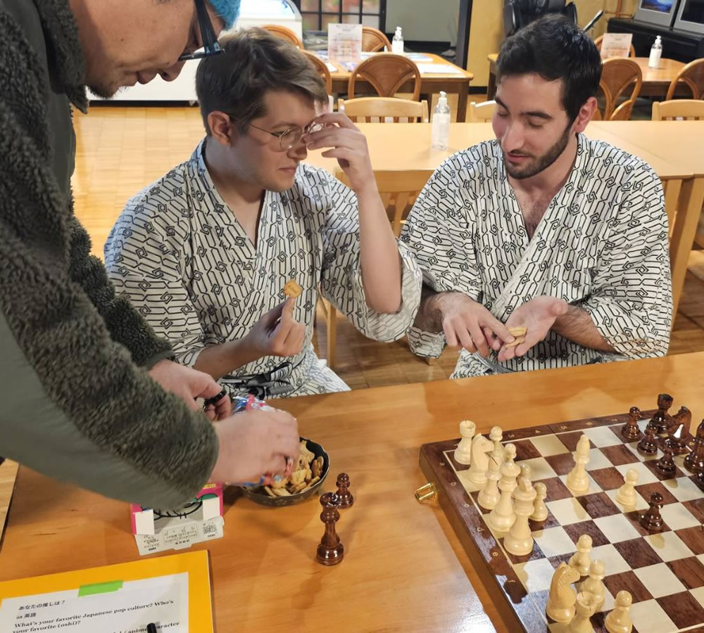 ゲームを囲んで会話が始まる